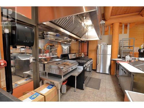 1681 Sugar Lake Road Unit# 67, Cherryville, BC - Indoor Photo Showing Kitchen