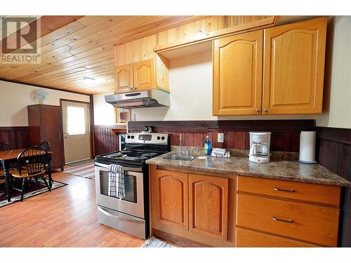 1681 Sugar Lake Road Unit# 67, Cherryville, BC - Indoor Photo Showing Kitchen