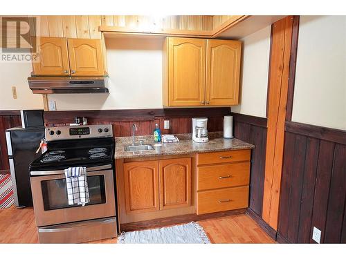 1681 Sugar Lake Road Unit# 67, Cherryville, BC - Indoor Photo Showing Kitchen