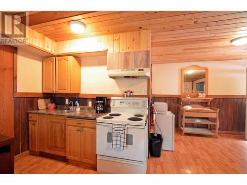 1681 Sugar Lake Road Unit# 67, Cherryville, BC - Indoor Photo Showing Kitchen