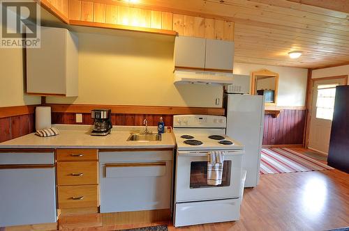 1681 Sugar Lake Road Unit# 67, Cherryville, BC - Indoor Photo Showing Kitchen