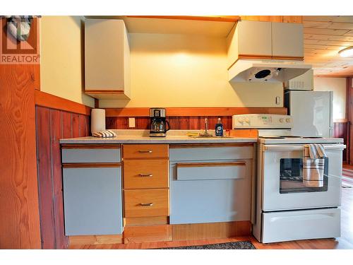 1681 Sugar Lake Road Unit# 67, Cherryville, BC - Indoor Photo Showing Kitchen