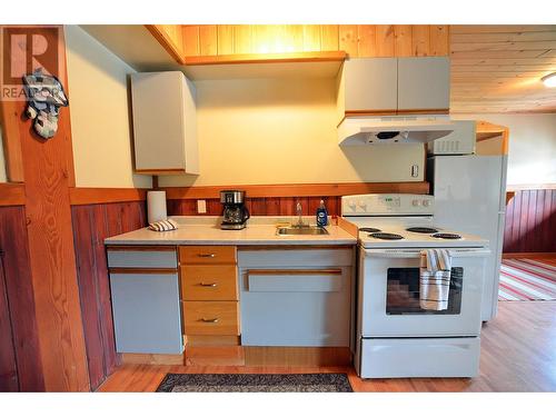 1681 Sugar Lake Road Unit# 67, Cherryville, BC - Indoor Photo Showing Kitchen