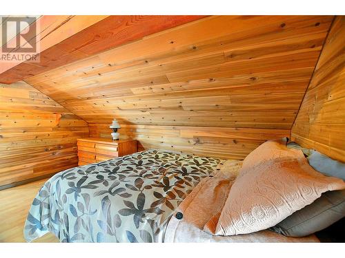 1681 Sugar Lake Road Unit# 67, Cherryville, BC - Indoor Photo Showing Bedroom