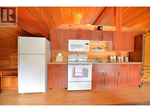 1681 Sugar Lake Road Unit# 67, Cherryville, BC - Indoor Photo Showing Kitchen