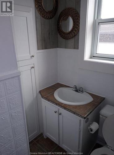 15-17 Andrew Street, Campbellton, NB - Indoor Photo Showing Bathroom