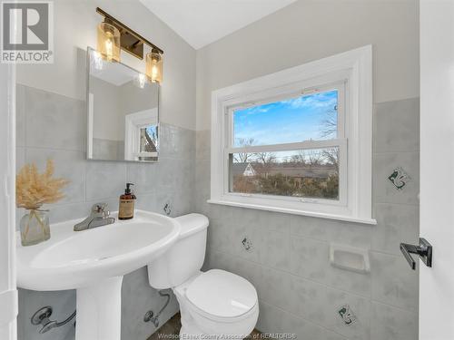 3270 Academy Drive, Windsor, ON - Indoor Photo Showing Bathroom