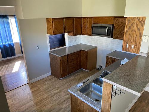 3000 Deleeuw Road, Kamloops, BC - Indoor Photo Showing Kitchen With Double Sink