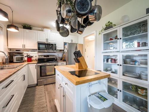 402 Laurier Drive, Kamloops, BC - Indoor Photo Showing Kitchen With Double Sink