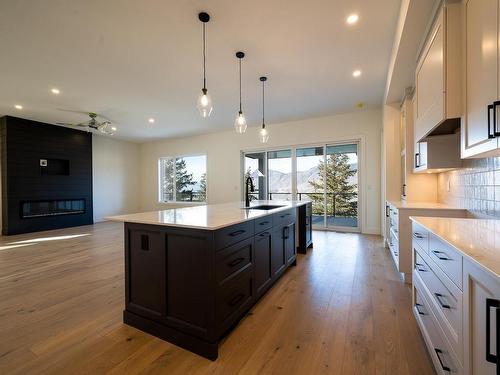 27-3100 Kicking Horse Drive, Kamloops, BC - Indoor Photo Showing Kitchen With Upgraded Kitchen