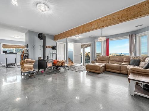 Farm-3650 Princeton Kaml Hwy, Kamloops, BC - Indoor Photo Showing Living Room