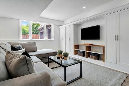 165 Hillcrest Avenue, Hamilton, ON - Indoor Photo Showing Living Room