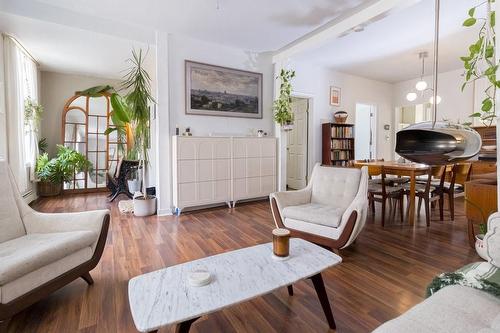 42 Burton Street, Hamilton, ON - Indoor Photo Showing Living Room