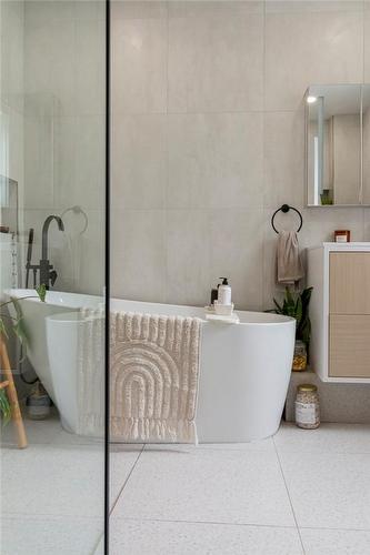 42 Burton Street, Hamilton, ON - Indoor Photo Showing Bathroom