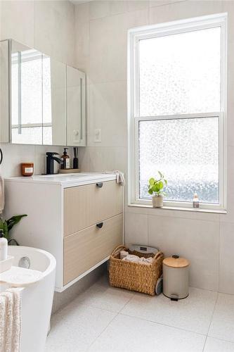 42 Burton Street, Hamilton, ON - Indoor Photo Showing Bathroom