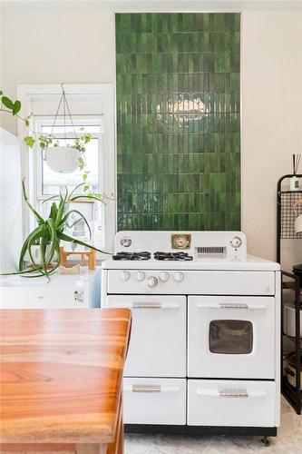 42 Burton Street, Hamilton, ON - Indoor Photo Showing Kitchen