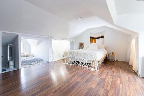 42 Burton Street, Hamilton, ON - Indoor Photo Showing Bedroom