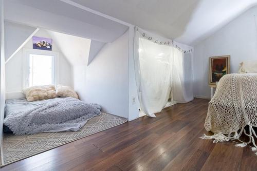 42 Burton Street, Hamilton, ON - Indoor Photo Showing Bedroom