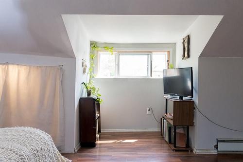 42 Burton Street, Hamilton, ON - Indoor Photo Showing Bedroom