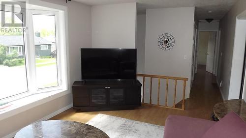 28 Axmith Ave, Elliot Lake, ON - Indoor Photo Showing Living Room