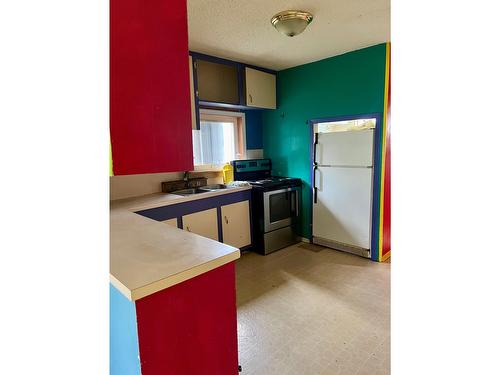 219 4Th Avenue S, Cranbrook, BC - Indoor Photo Showing Kitchen With Double Sink