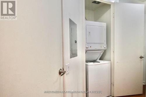 909 - 85 Bloor Street E, Toronto, ON -  Photo Showing Laundry Room