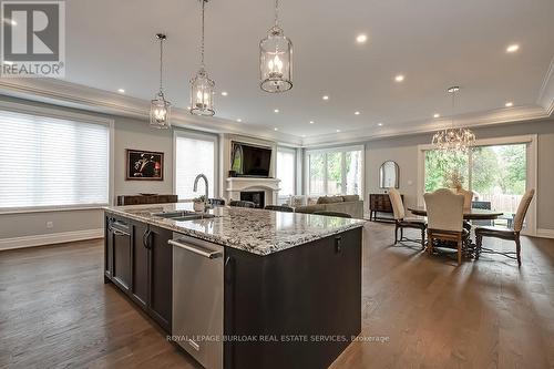 513 Woodview Road, Burlington, ON - Indoor Photo Showing Kitchen With Double Sink With Upgraded Kitchen