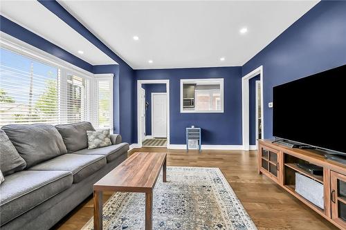 134 Erindale Avenue, Hamilton, ON - Indoor Photo Showing Living Room