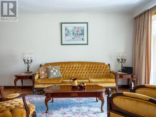 52 Magellan Drive, Toronto, ON - Indoor Photo Showing Living Room