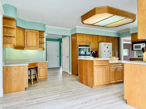 2411 2Nd Street N, Cranbrook, BC - Indoor Photo Showing Kitchen