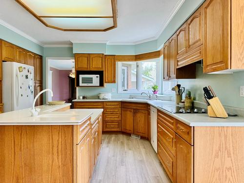 2411 2Nd Street N, Cranbrook, BC - Indoor Photo Showing Kitchen With Double Sink