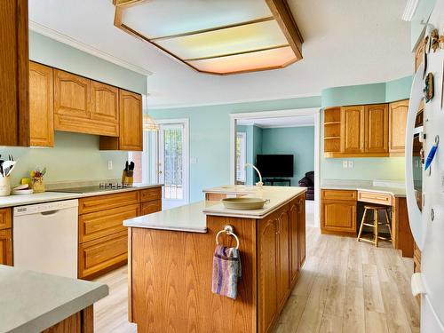 2411 2Nd Street N, Cranbrook, BC - Indoor Photo Showing Kitchen