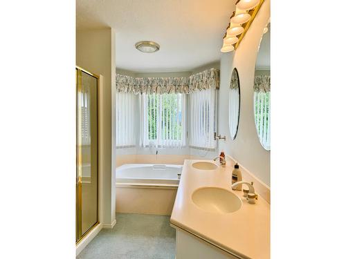 2411 2Nd Street N, Cranbrook, BC - Indoor Photo Showing Bathroom