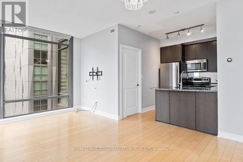 1702 - 18 Yorkville Avenue, Toronto, ON - Indoor Photo Showing Kitchen