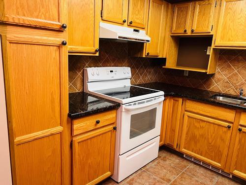 6 - 7981 Radium Golf Course Road, Radium Hot Springs, BC - Indoor Photo Showing Kitchen