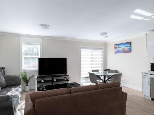 912 Dale St, Saanich, BC - Indoor Photo Showing Living Room