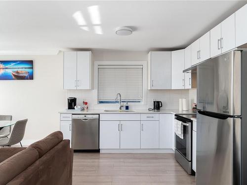 912 Dale St, Saanich, BC - Indoor Photo Showing Kitchen