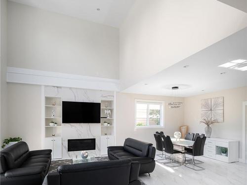 912 Dale St, Saanich, BC - Indoor Photo Showing Living Room With Fireplace