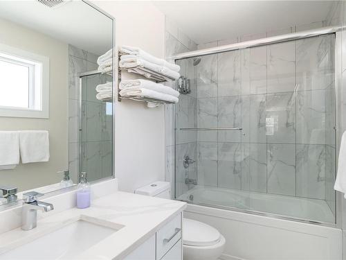 912 Dale St, Saanich, BC - Indoor Photo Showing Bathroom