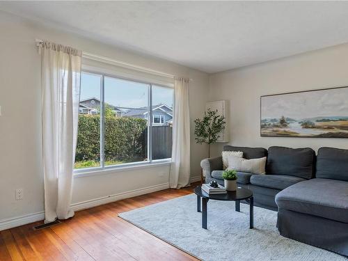 81 Regina Ave, Saanich, BC - Indoor Photo Showing Living Room