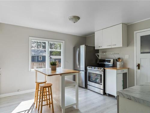 81 Regina Ave, Saanich, BC - Indoor Photo Showing Kitchen