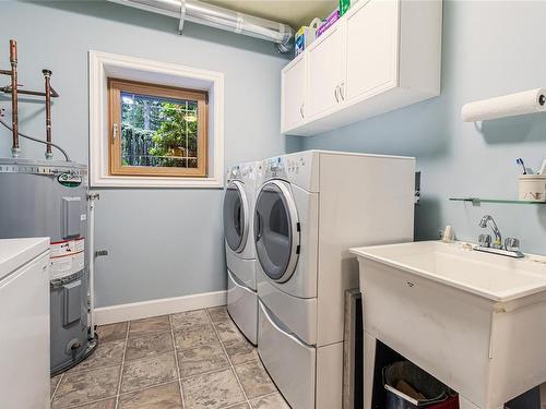 5095 Aho Rd, Ladysmith, BC - Indoor Photo Showing Laundry Room