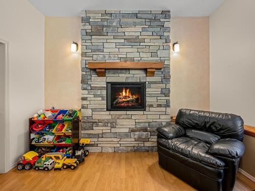 1669 Swan Cres, Courtenay, BC - Indoor Photo Showing Living Room With Fireplace