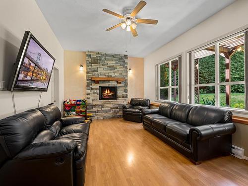 1669 Swan Cres, Courtenay, BC - Indoor Photo Showing Living Room With Fireplace