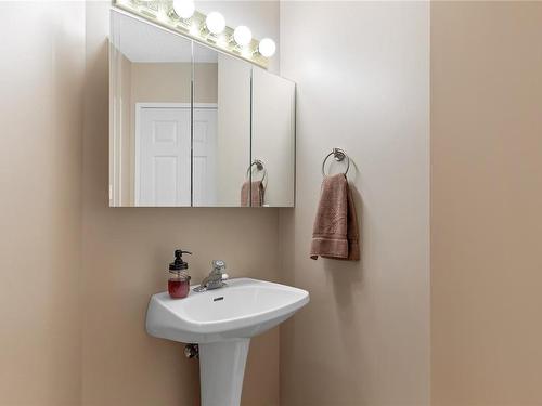 408 Hall Rd, Ladysmith, BC - Indoor Photo Showing Bathroom
