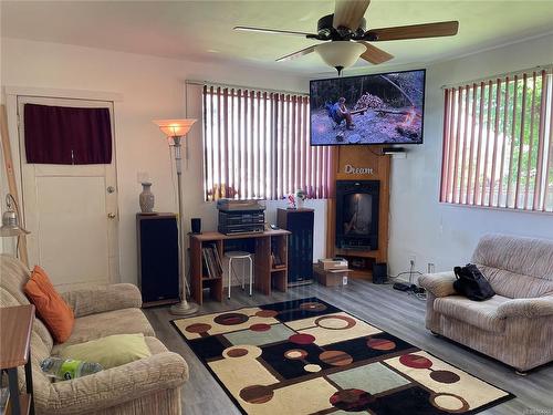 4913 Spencer St, Port Alberni, BC - Indoor Photo Showing Living Room