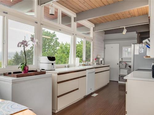 2067 Forest Dr, Nanaimo, BC - Indoor Photo Showing Laundry Room