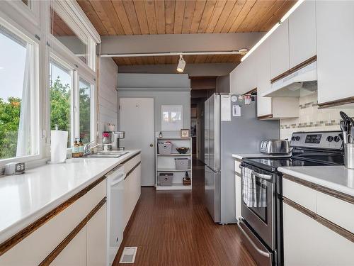 2067 Forest Dr, Nanaimo, BC - Indoor Photo Showing Kitchen