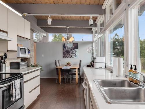 2067 Forest Dr, Nanaimo, BC - Indoor Photo Showing Kitchen With Double Sink