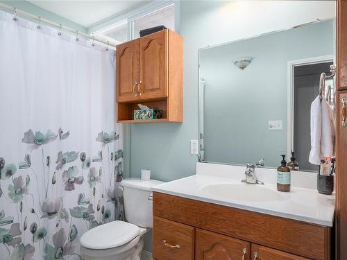 2067 Forest Dr, Nanaimo, BC - Indoor Photo Showing Bathroom